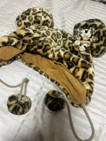 레오파드 무늬 귀도리 모자