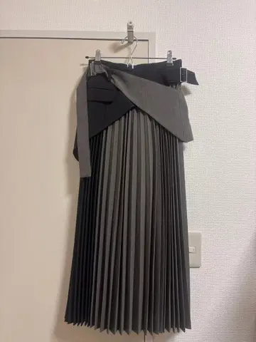 UNITED TOKYO 라운드 컷 레이어드 플리츠 스커트