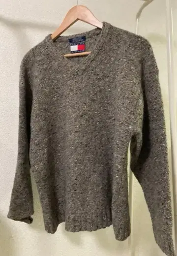 TOMMY HILFIGER 그레이 V넥 니트