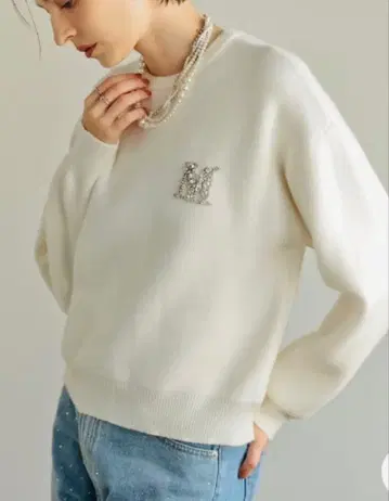 비쥬 장식 M 로고 화이트 니트 스웨터