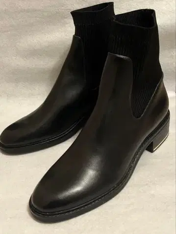 [ 미사용급 ] ZARA 삭스부츠 사이드고어 가죽 숏부츠