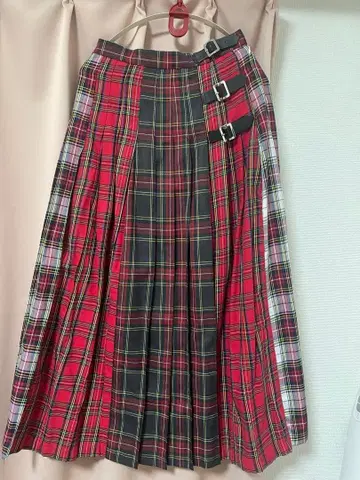 레드 계열 체크 플리츠 스커트