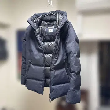 다크 그레이 후드 부착 다운 자켓