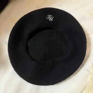 Treat Urself 베레모 블랙