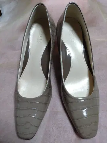 Pitti의 에나멜 펌프스