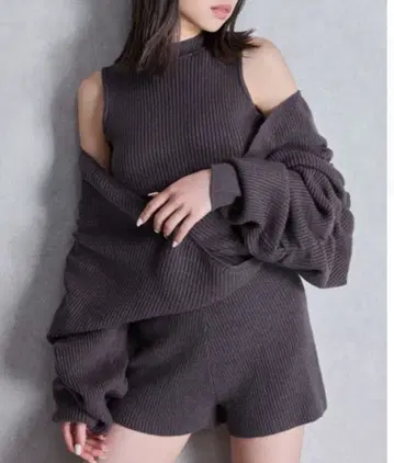 GYDA 다크 그레이 오프숄더 니트