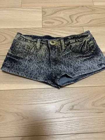 d.i.a 정품 레오파드 무늬 애니멀 데님 숏팬츠