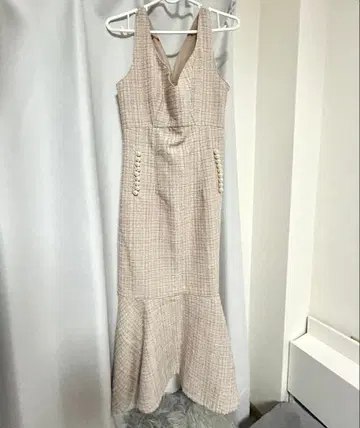 베이지 플레어 스커트 V넥 드레스