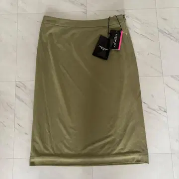 택 포함 새상품 LEONARD FASHION 미디 스커트 올리브 그린