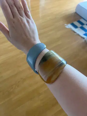 그레이 브라운 트위스트 디자인 팔찌