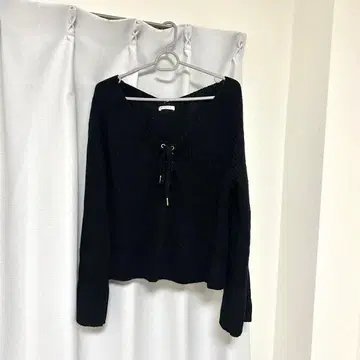 블랙 리브 V넥 스웨터