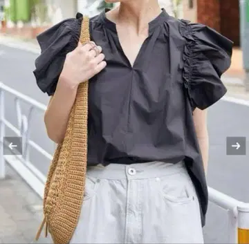 [ 새상품급 ] 스픽앤스팬 플레어 슬리브 스키퍼 블라우스 블랙