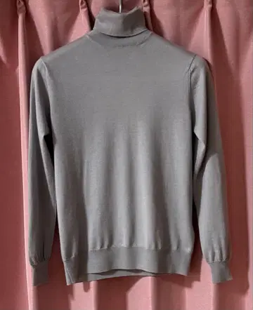 새상품급 cruciani 터틀넥 캐시미어 실크 남성용 그레이 계열 s