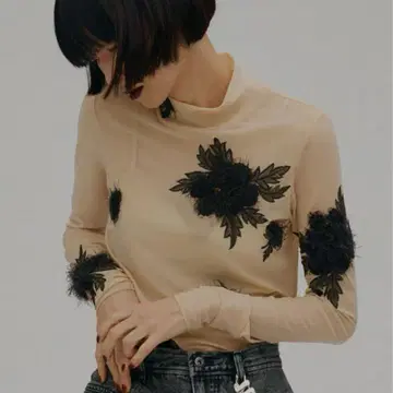 아메리 UND 3D FLOWER SKIN TOP