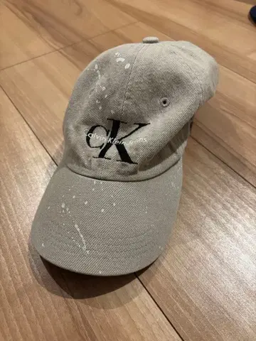 Calvin Klein 그레이 페인트 스플래터 캡