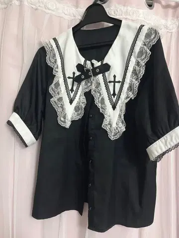 MARS 빅 옷깃 크로스 자수 블라우스 화이트 양산형 지뢰