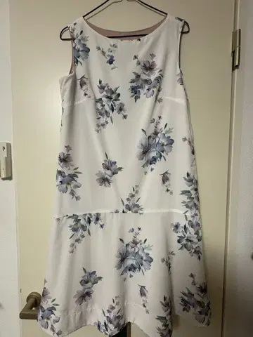 꽃무늬 슬리브리스 무릎 기장 원피스