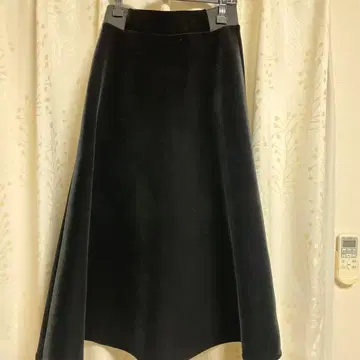 블랙 벨로아풍 플레어 스커트