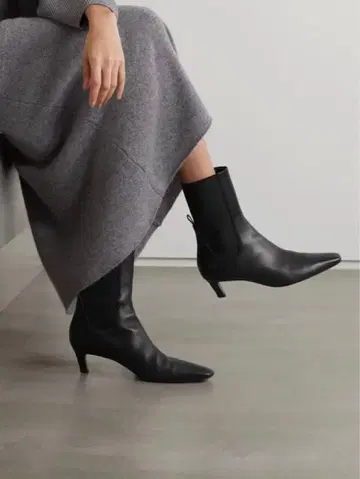 미사용 새상품 TOTEME 토템 The Mid Heel 가죽 부츠