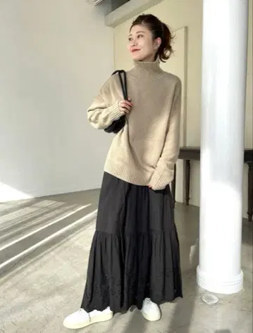 스픽앤스팬 백 슬릿 터틀넥 니트 베이지 [ 새상품급 ]