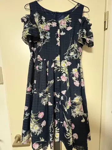 꽃무늬 오프숄더 무릎 기장 원피스