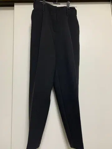 블랙 테이퍼드 팬츠 밴딩 허리