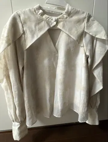 SNIDEL 오간 플로키 블라우스