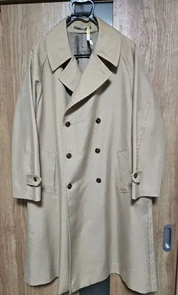 베이지 더블 브레스트 트렌치코트
