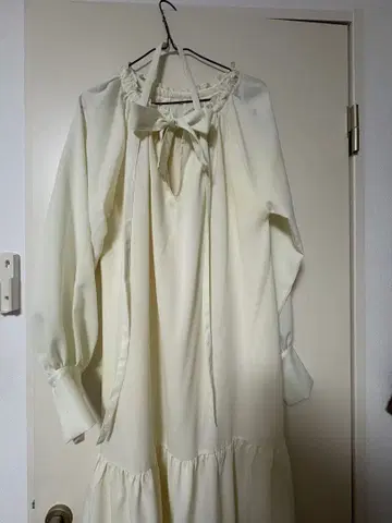 아이보리 리본 포함 긴팔 원피스