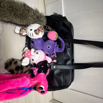 블랙 토트백 봉제 인형 참 포함