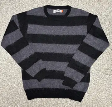 그레이와 블랙의 보더 니트 스웨터