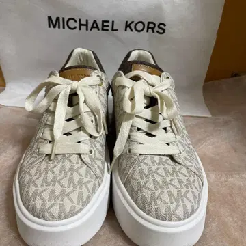 MICHAEL KORS 베이지 스니커즈