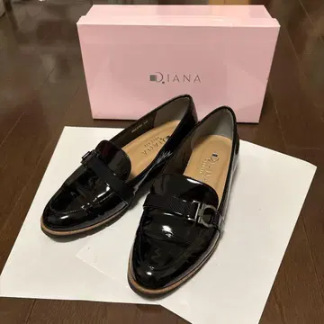 DIANA 블랙 에나멜 로퍼 RN 43699