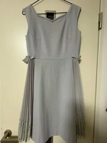 그레이 슬리브리스 무릎 기장 원피스