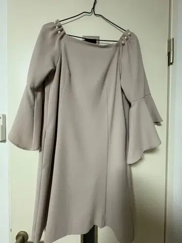 오프숄더 베이지 원피스 펄 장식