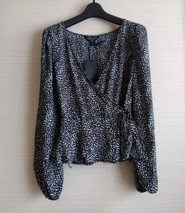 영국 수입 변형 도트 무늬 랩 블라우스 페플럼 프릴 긴팔 블랙