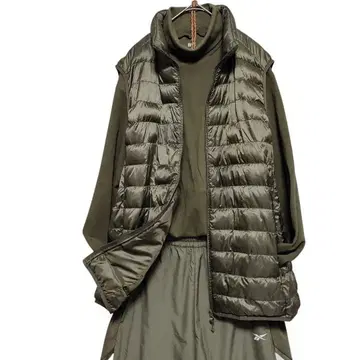 유니클로 남성용 터틀넥 맨투맨 x 라이트 다운 베스트 세트