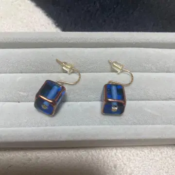 파란색 정육면체 링 귀걸이