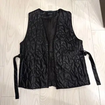 JEANASIS 블랙 퀼팅 베스트