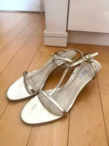 EVOL 스트랩 샌들 골드