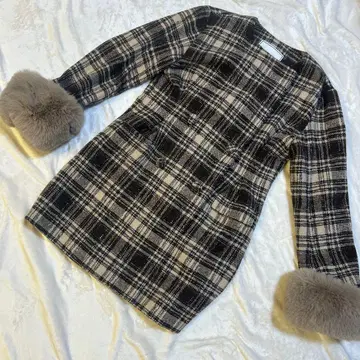 체크 무늬 퍼 달린 롱 코트