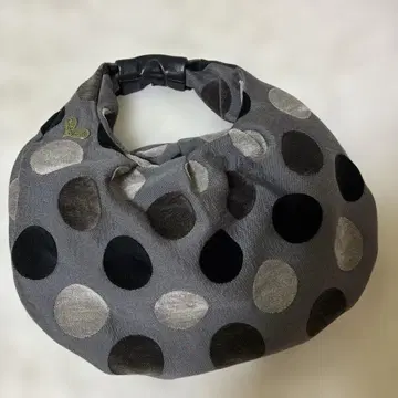 도트 무늬 핸드백 그레이 계열
