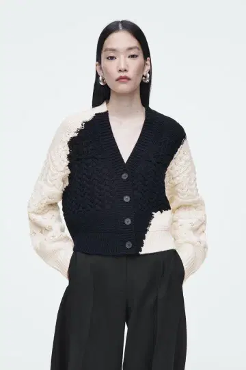 COS 아브스트랙트 케이블 니트 메리노울 가디건