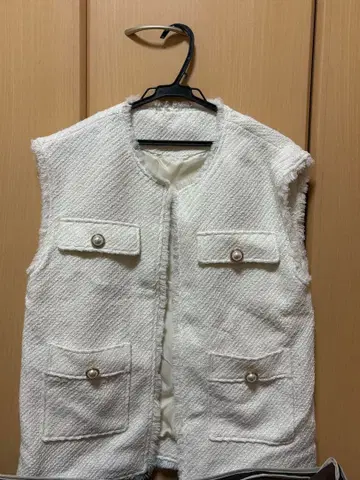 화이트 니트 베스트 프론트 포켓 부착