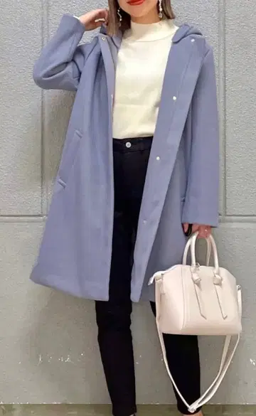 후드 부착 라이트 블루 롱 코트