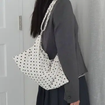 화이트 도트 무늬 숄더백
