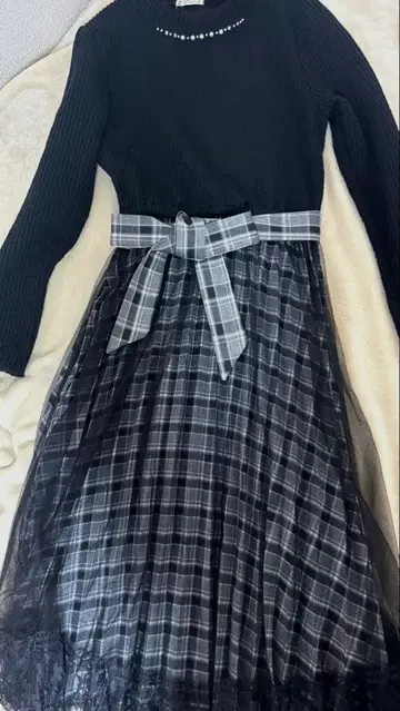 엑시즈팜 긴팔 니트 절개 원피스