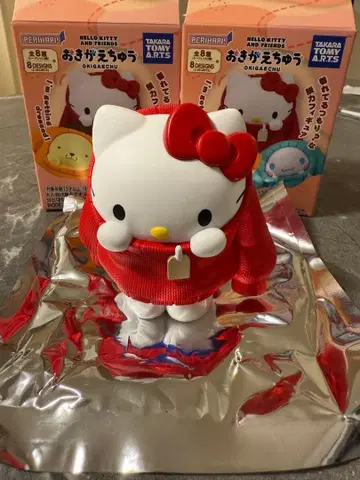 HELLO KITTY 옷 갈아입는 중 헬로키티 피규어
