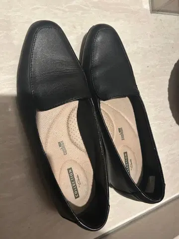 [ 새상품급 ] 클락스 (24.5) 펌프스 슬립온 플랫 U칩 천연 가죽