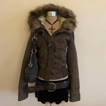 브라운 퍼(fur) 달린 밀리터리 자켓